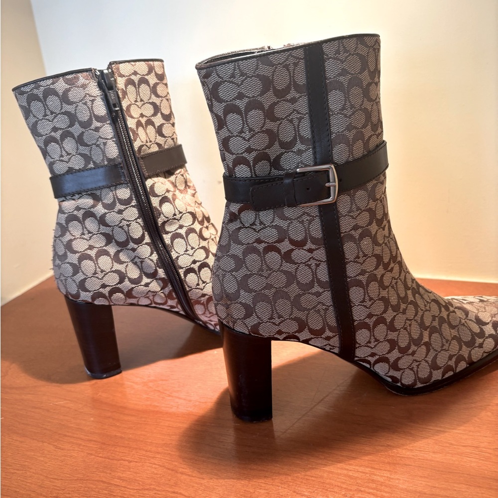 Coach Vintage Signature monogram ankle boot. - Picture 2 of 4